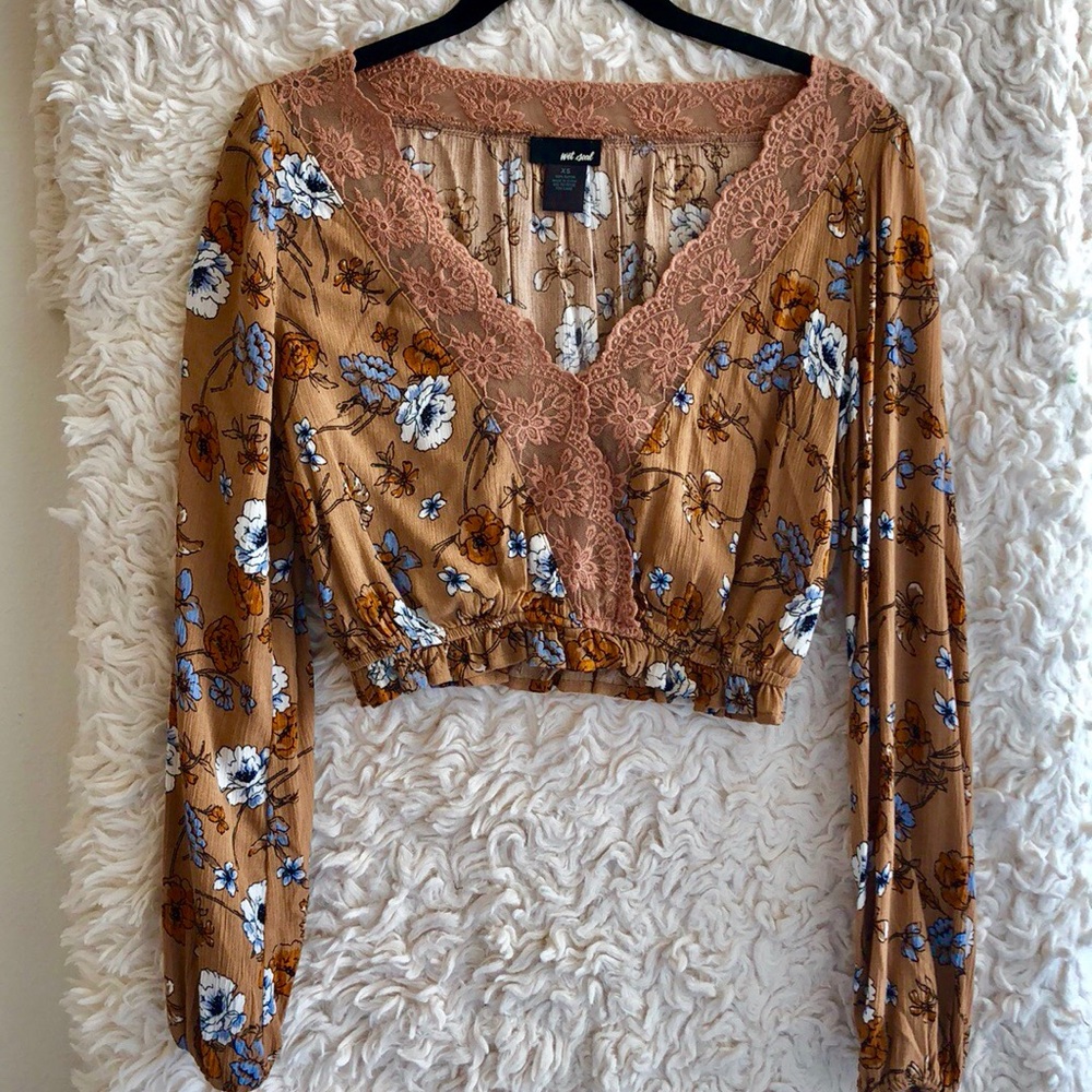 Mid drift top with floral and lace details